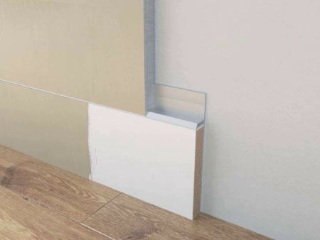 Вставка МДФ в скрытый плинтус под покраску